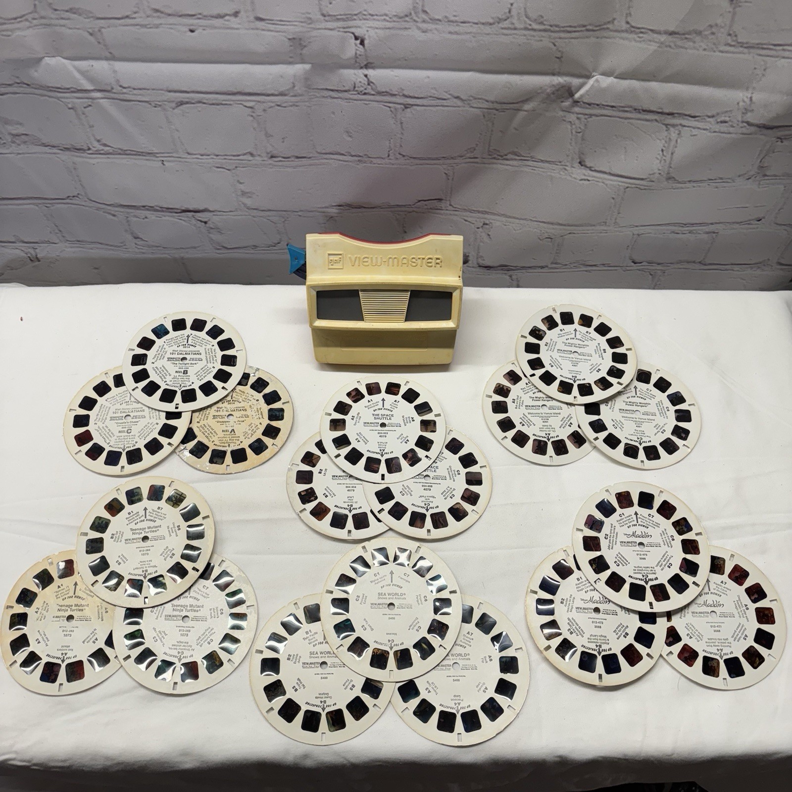 VTG 70’s GAF View Master Lot Viewer & 18 Reels Disney, Sea World, Space Shuttle