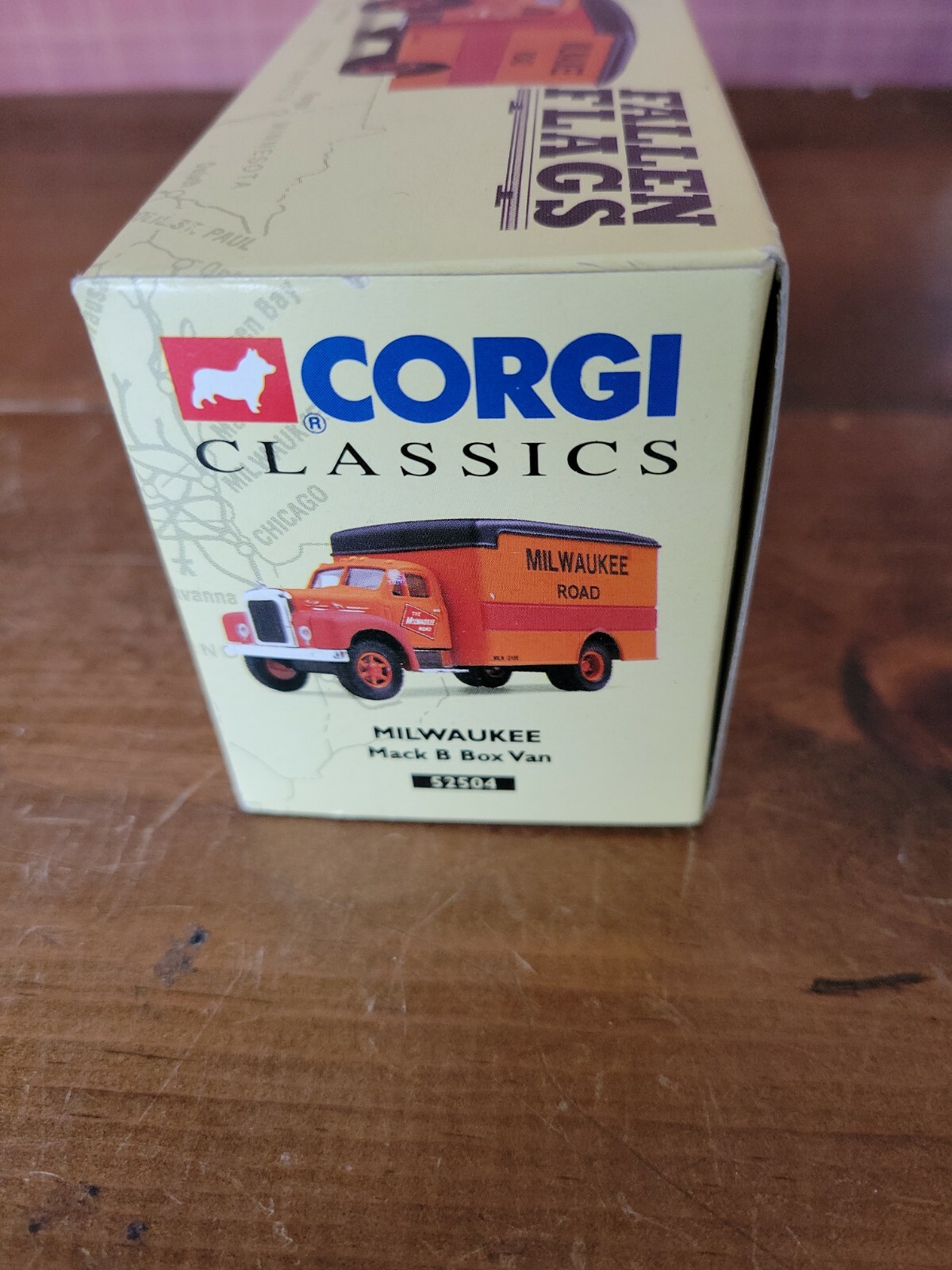 Corgi Classics-The Milwaukee Road-Mack B Box Van-Fallen Flags