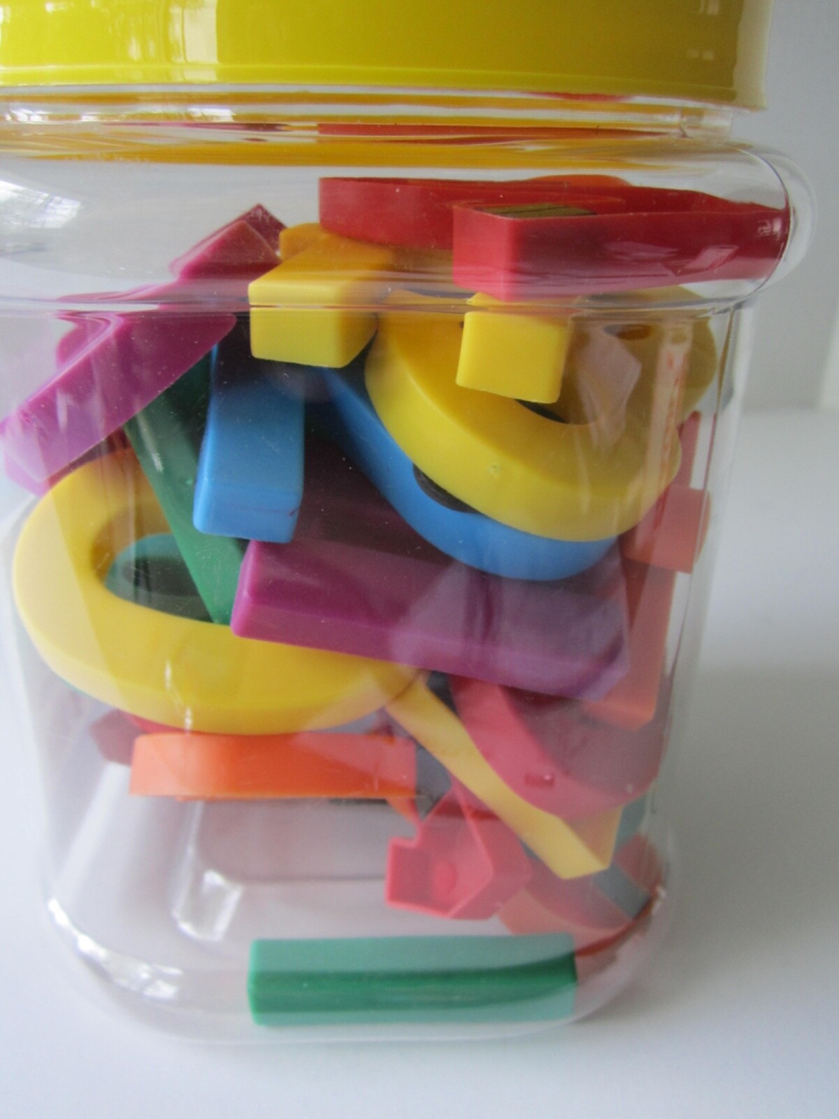 PLASTIC CONTAINER WITH LID-36 PIECES CONTAINING MAGNETIC NUMBERS & LETTERS