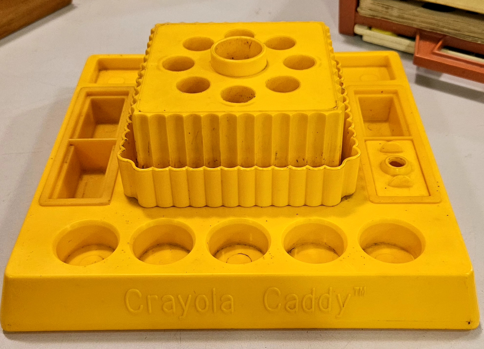 VINTAGE 1970’S CRAYOLA ROTATING CRAFT CADDY CRAYON, MARKER, PAINT, BRUSH
