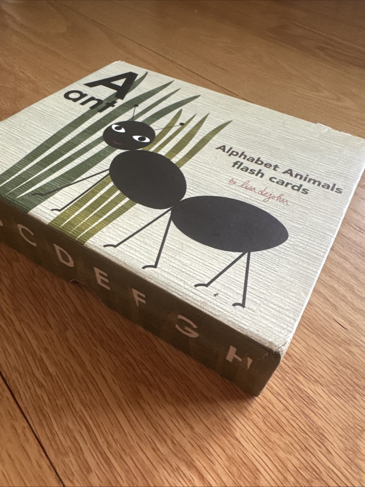 Alphabet Animals Flash Cards – Lisa Dejohn – Sturdy Board Print -Chronicle Books