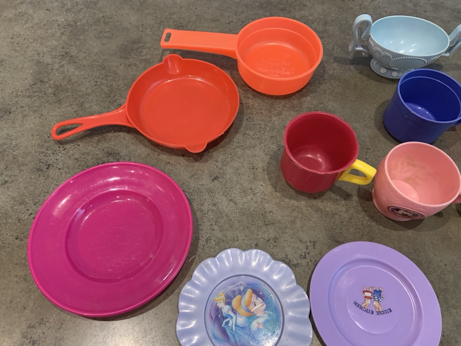 Children’s Kids Play Kitchen Lot 23 Mixer, Cups, Utensils, Pans & More
