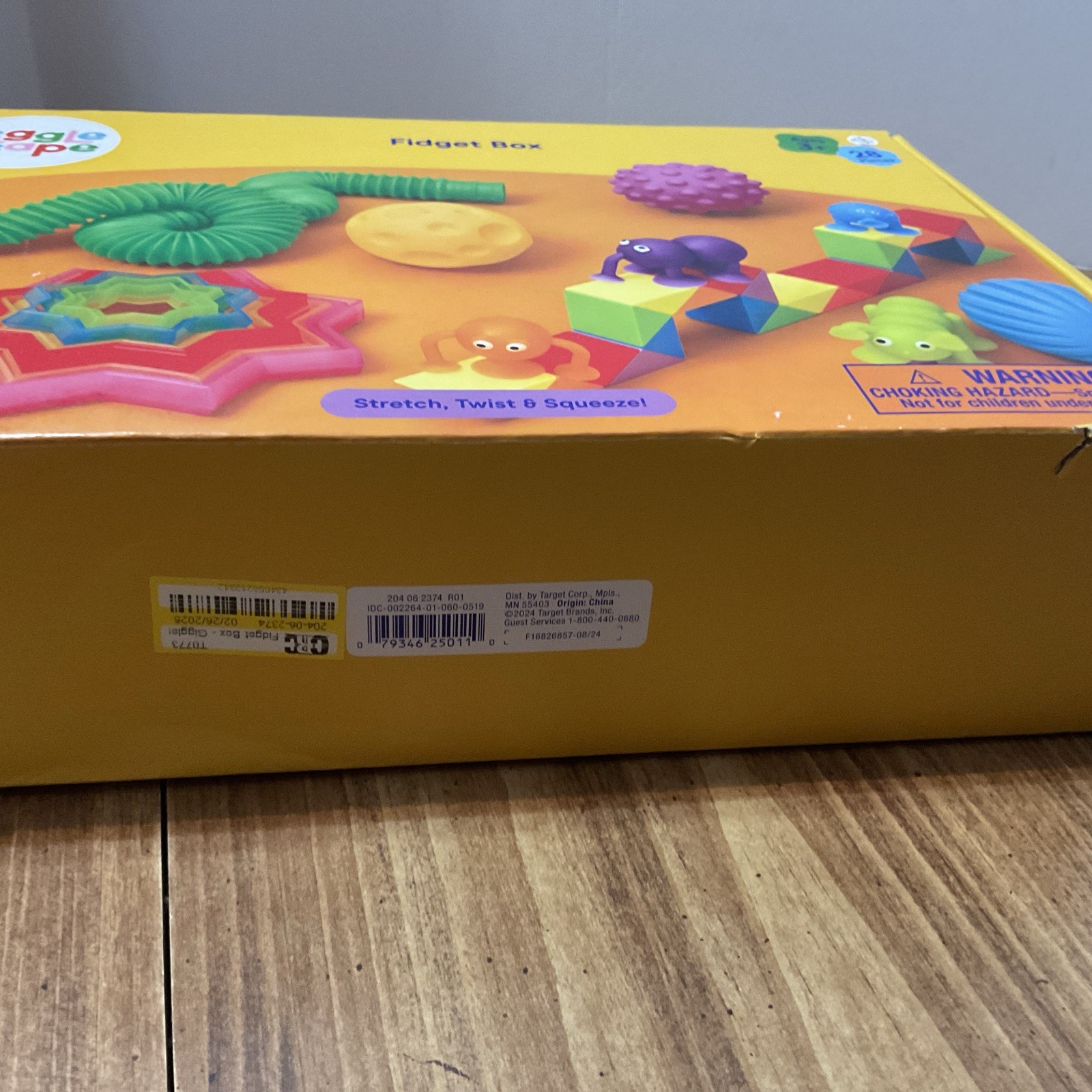 GIGGLE SCAPE FIDGET BOX STRETCH , TWIST , SQUEEZE 28 PIECES 3+