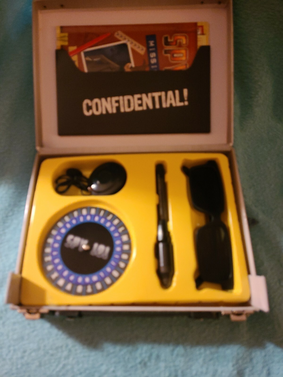 Top Secret I Spy Detective Suitcase and Book Brand New