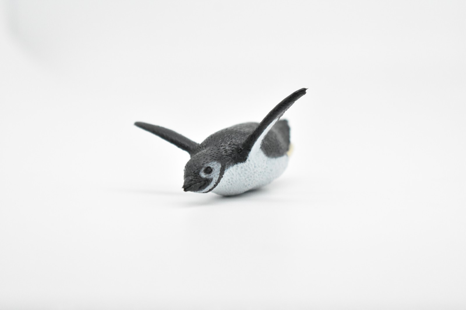 Penguin, Chinstrap, Swimming, Very Nice Rubber Reproduction 3″ F1108 B203