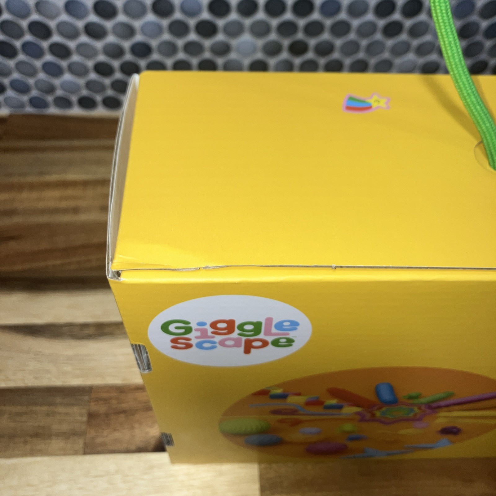 GIGGLE SCAPE FIDGET BOX STRETCH , TWIST , SQUEEZE 28 PIECES 3+