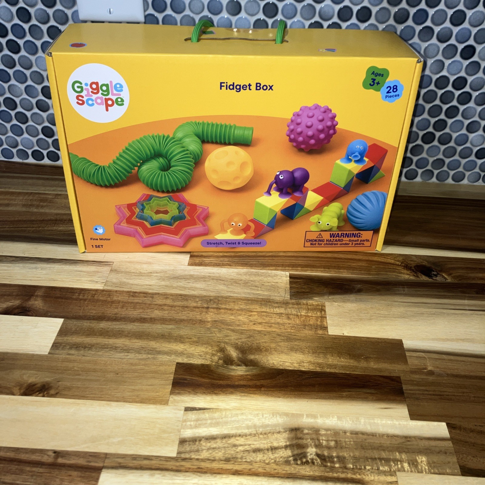 GIGGLE SCAPE FIDGET BOX STRETCH , TWIST , SQUEEZE 28 PIECES 3+