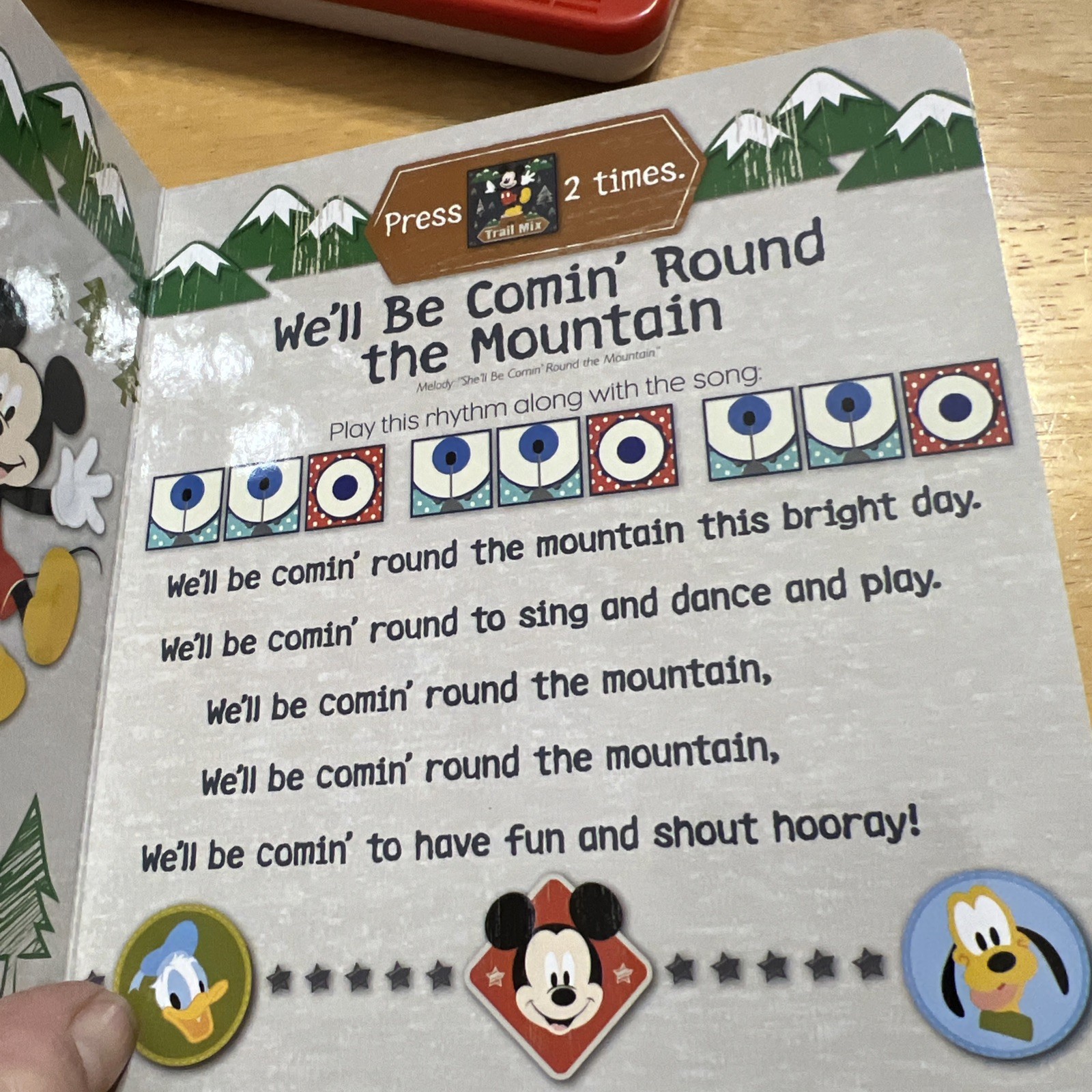 MICKEY & FRIENDS “Busy Beats” Electronic Music Maker and 8 Book Library