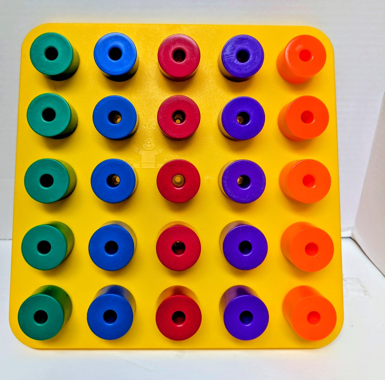 Vtg 1993 Discovery Toys GIANT PEGBOARD 25 Pegs and Board no laces