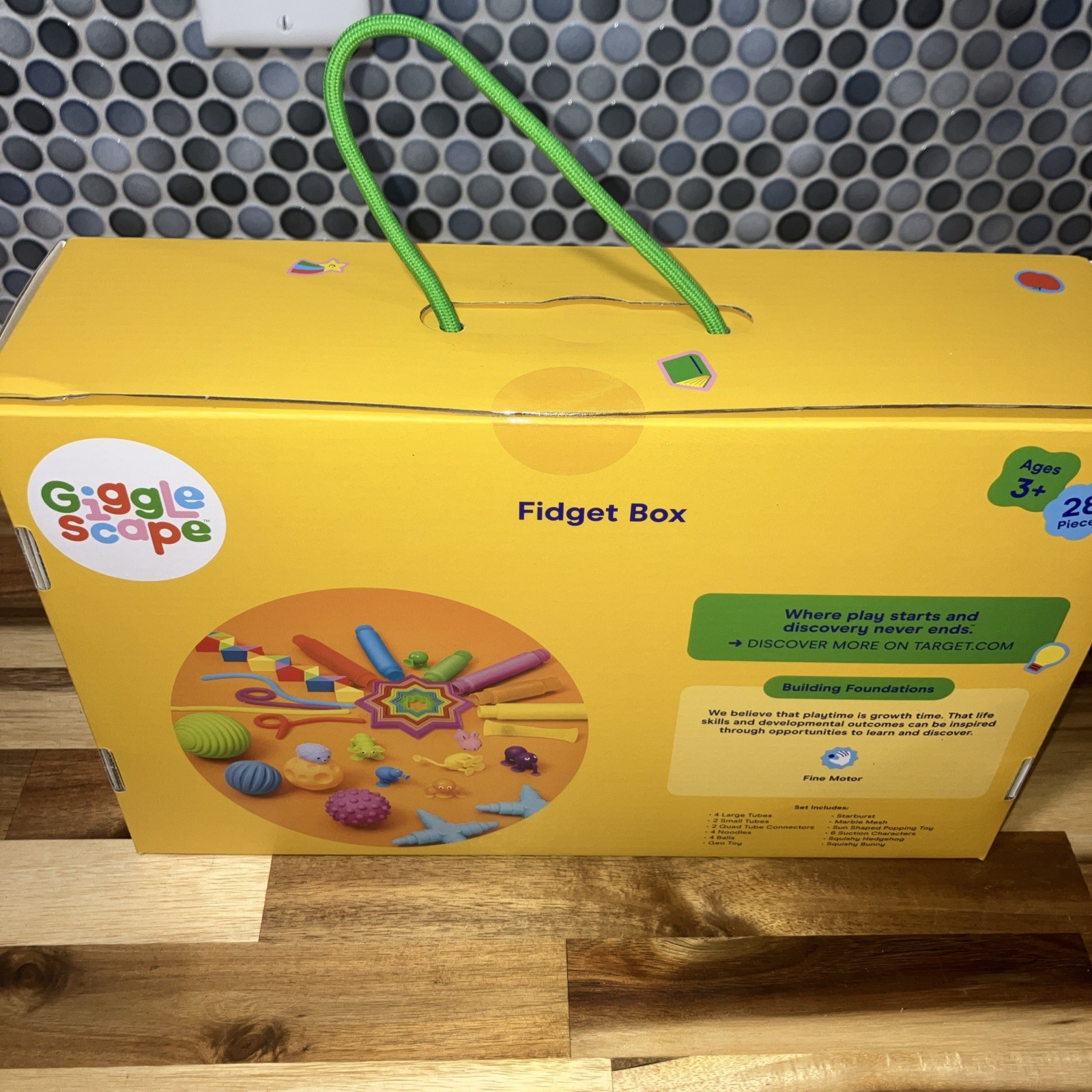 GIGGLE SCAPE FIDGET BOX STRETCH , TWIST , SQUEEZE 28 PIECES 3+