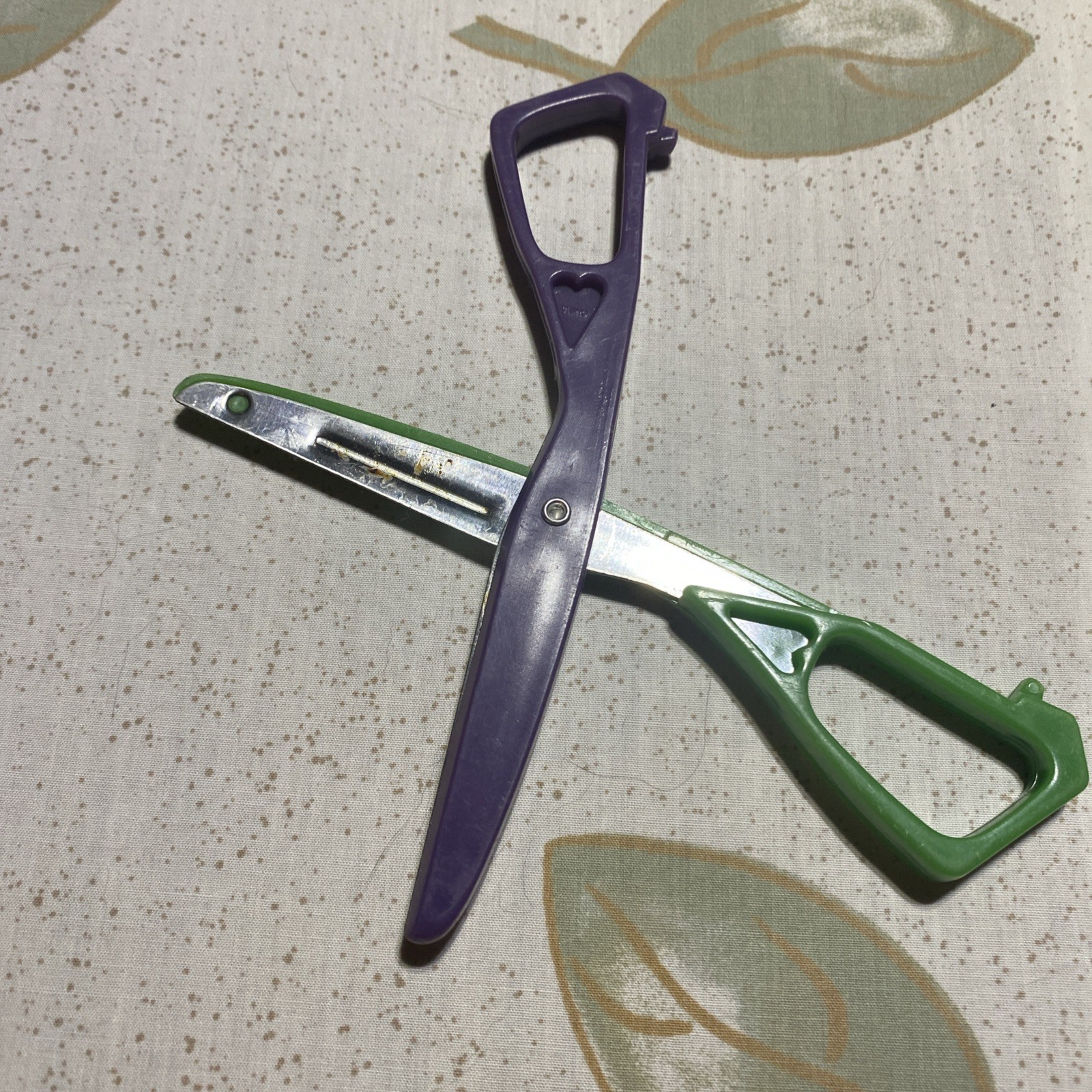Unbranded 5 1/2″ KIDS SAFETY SCISSORS: Blunt Tip, Green & Purple, Hearts