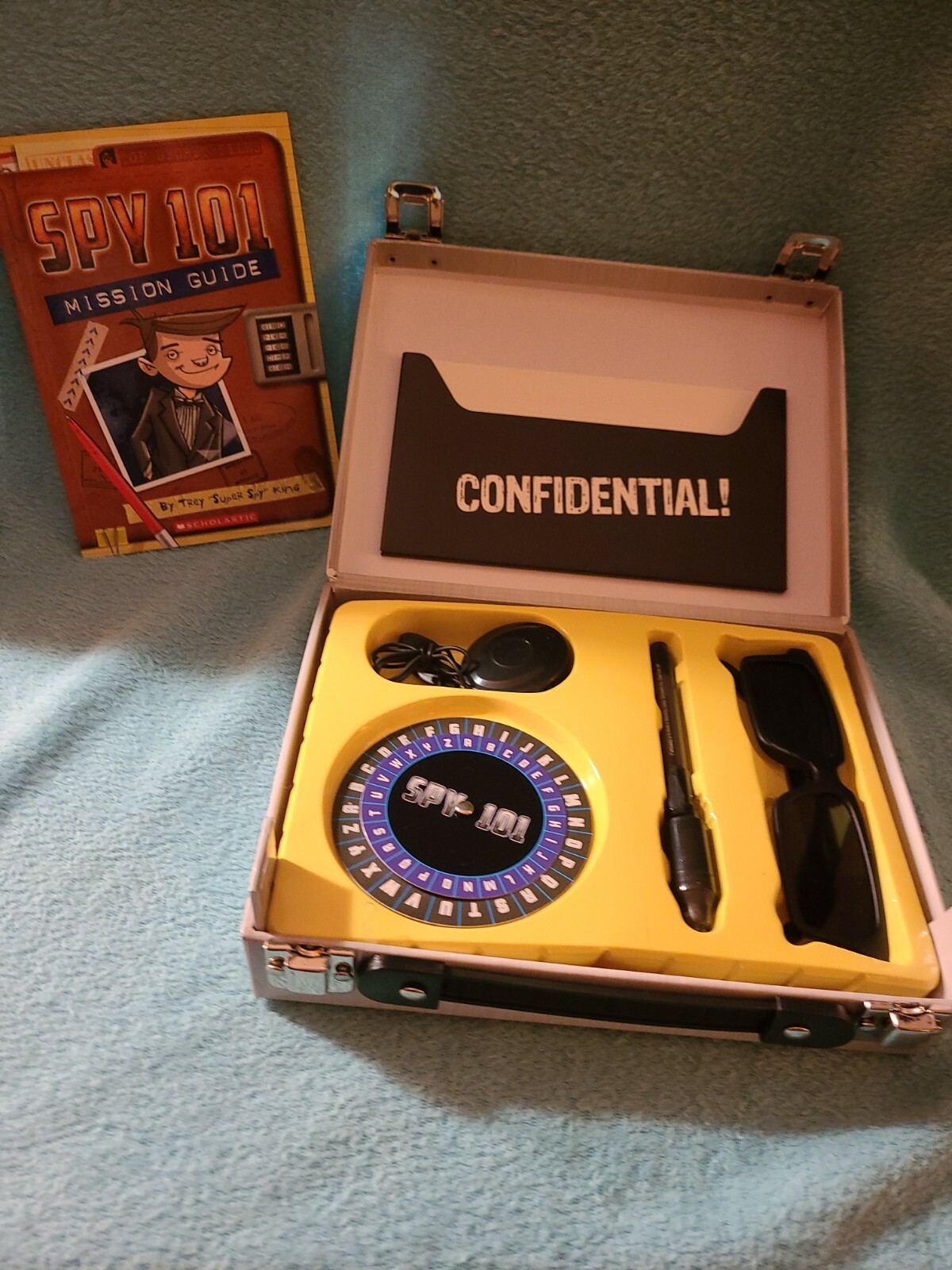 Top Secret I Spy Detective Suitcase and Book Brand New