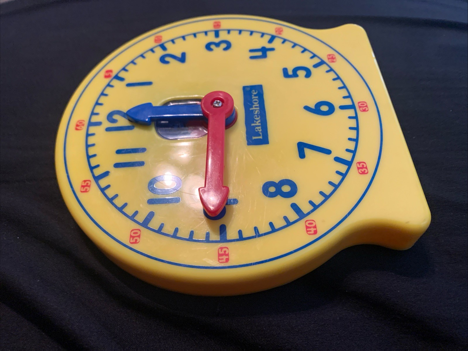 LAKESHORE LEARNING STUDENT CLOCK FD974 TWO WAY GEARS FOR TELLING TIME W/STAND 5″