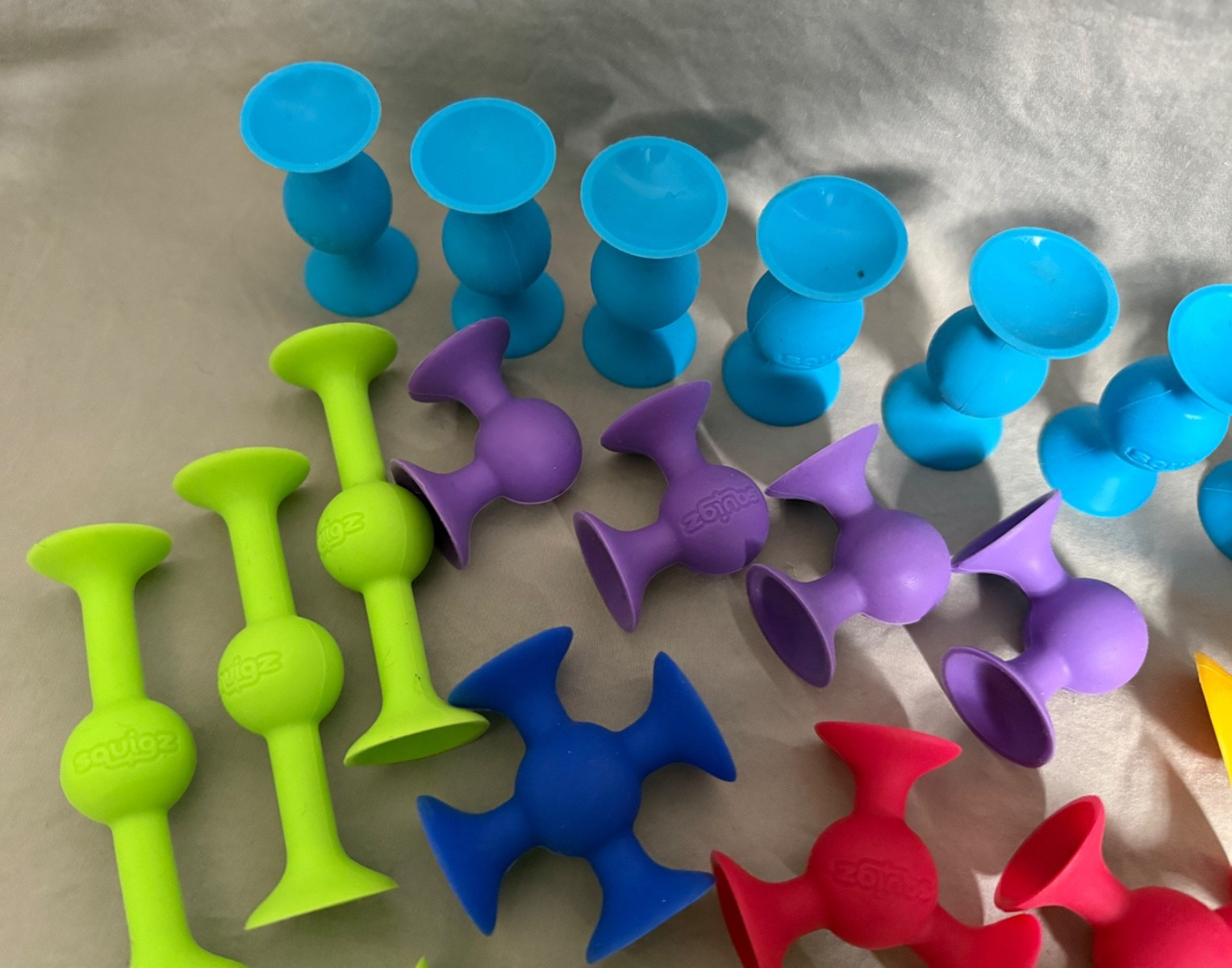 Fat Brain Toys Squigz 24 Piece Starter Set – Preowned with Container