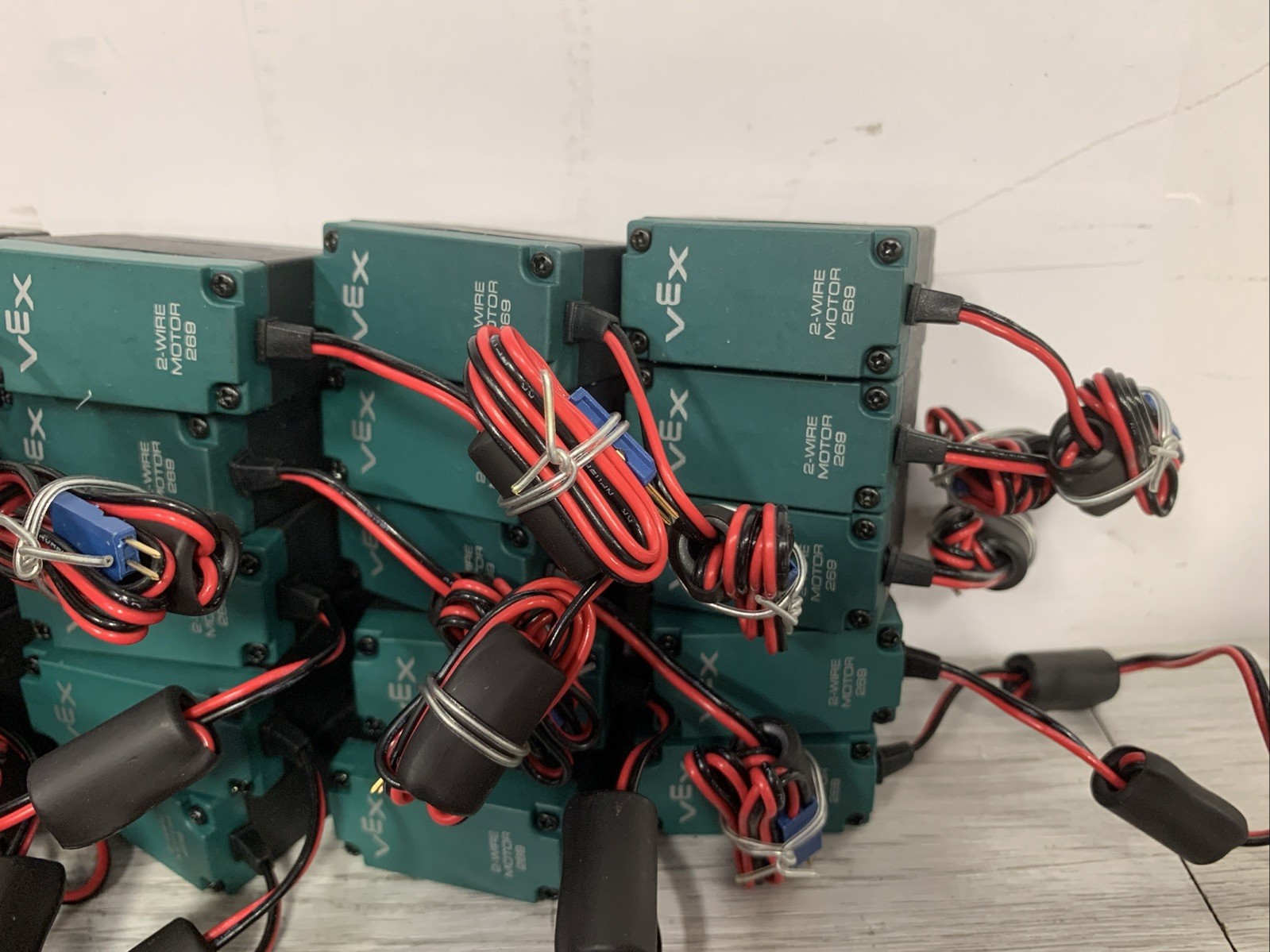 Lot Of 32 VEX Robotics #276-2181 2-Wire Motor 269 And 4 Clamp Parts
